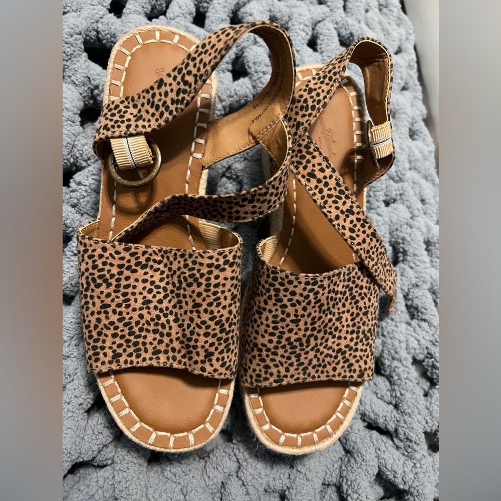 leopard/dot wedges
